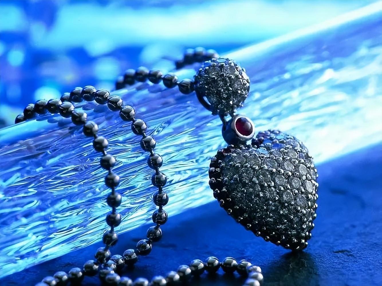 夏天戴首饰的文案：夏日魅力绽放，首饰点亮你的时尚之旅！(图4)