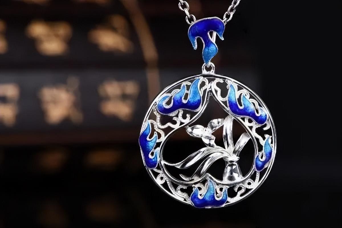 夏天戴首饰的文案：夏日魅力绽放，首饰点亮你的时尚之旅！(图5)