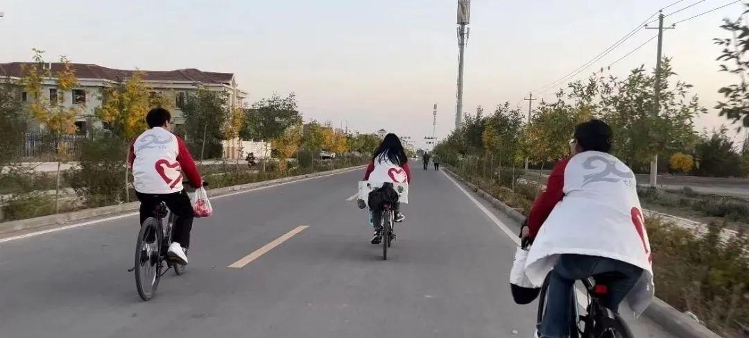 “晚上看星空，冬天看雪山，上班路上是胡杨和戈壁滩……”这些美景背后，是跨越20周年的青春接力！(图3)