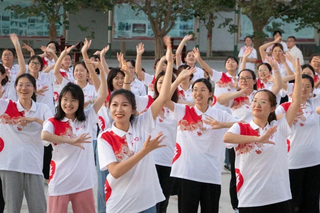 “晚上看星空，冬天看雪山，上班路上是胡杨和戈壁滩……”这些美景背后，是跨越20周年的青春接力！(图10)