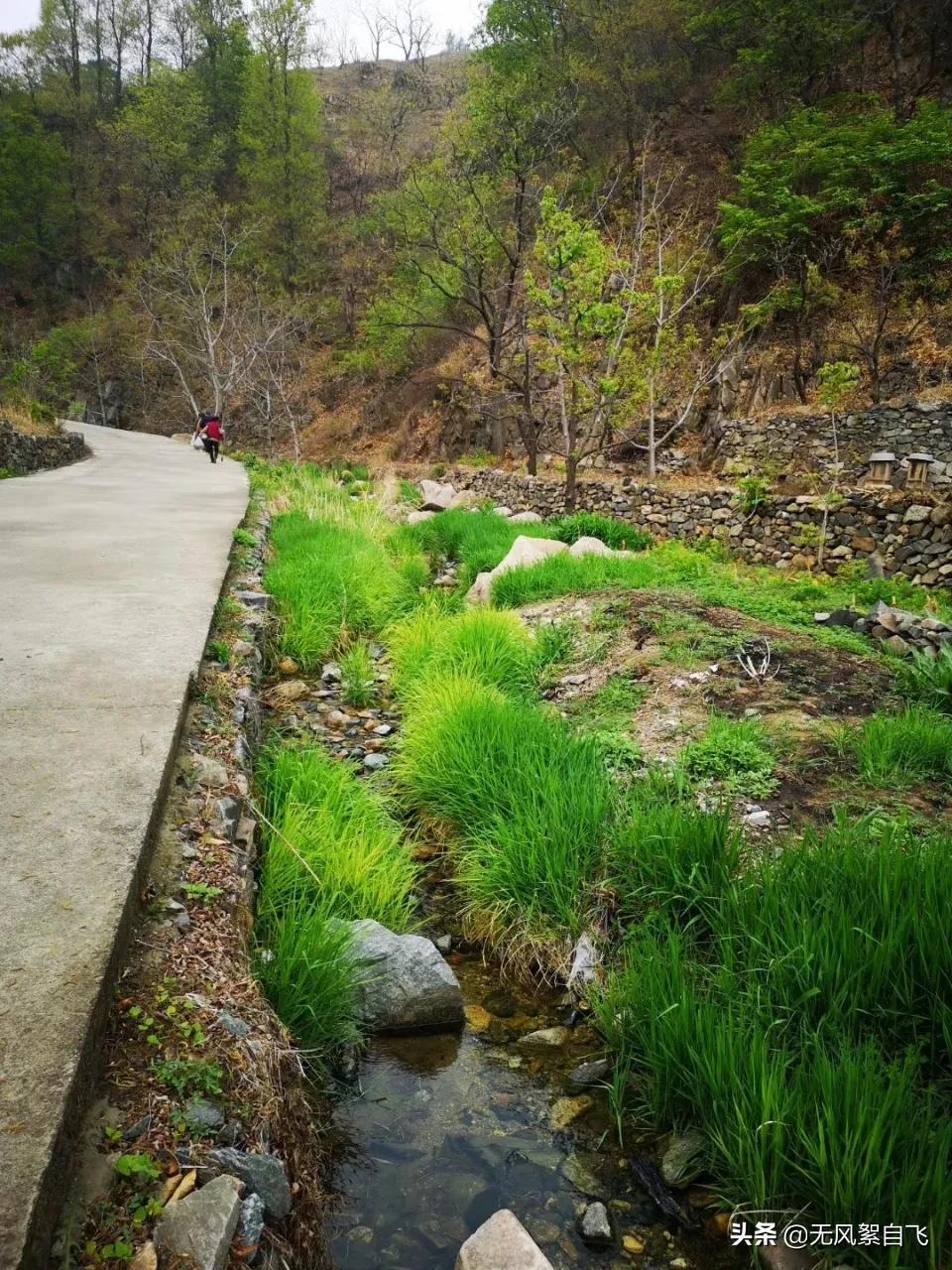 弯弯的小河，青青的山岗，蓝蓝的天空，阵阵的花香，依偎着小村庄(图4)