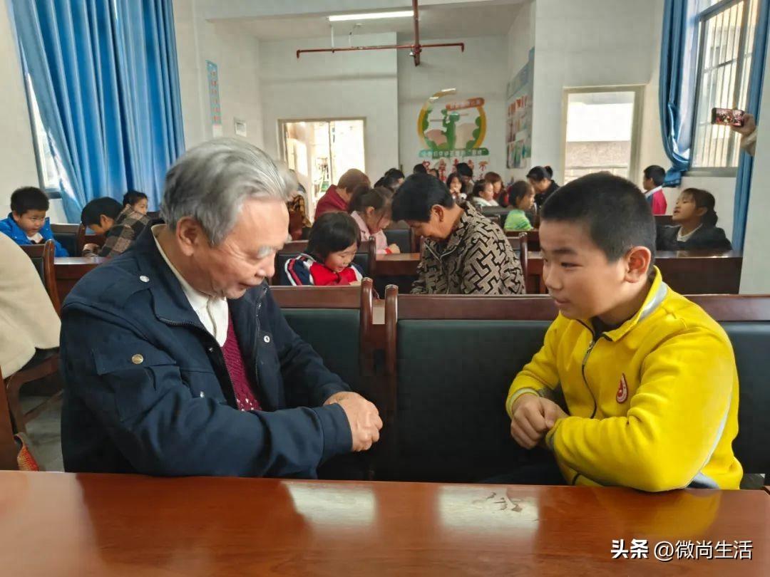 老少同乐度周末，共享社区邻里情(图1)