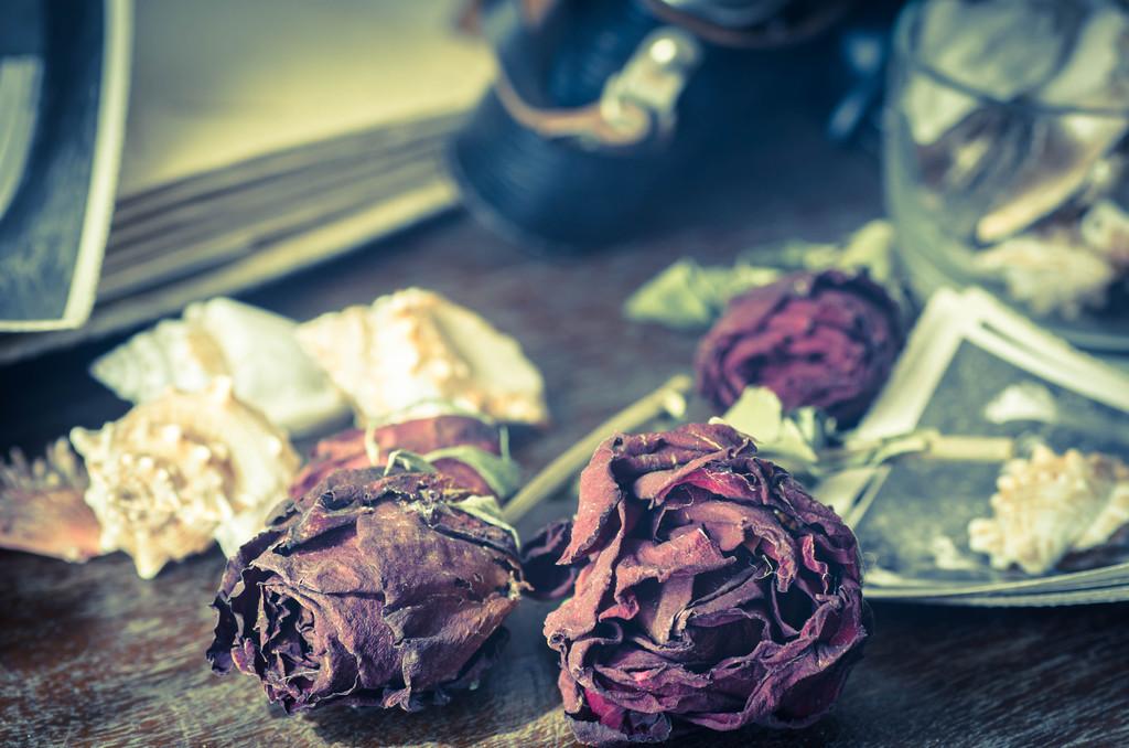 撕心裂肺的句子：绝口不提爱你，不是不爱，而是很爱，却不能再爱(图5)