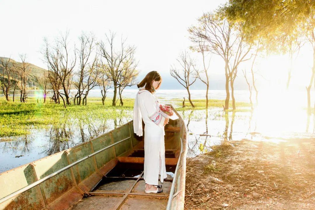 30句绚丽秋日诗词，枫叶红，落叶黄，正是清秋好风光(图1)