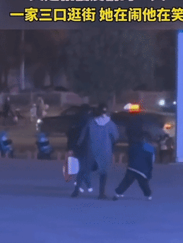 一家三口的温馨瞬间，感动无数网友：真好！(图1)