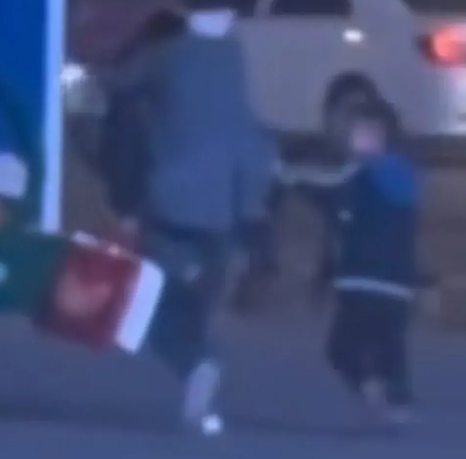 一家三口的温馨瞬间，感动无数网友：真好！(图13)