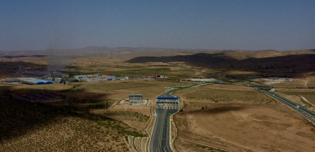 【职工风采】坚守平凡岗位 贡献青春力量——把真情洒在毛乌素沙漠边缘(图1)