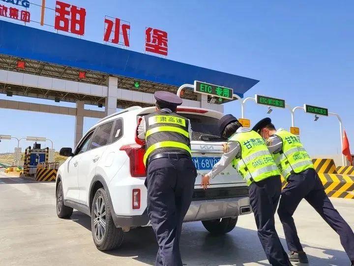 【职工风采】坚守平凡岗位 贡献青春力量——把真情洒在毛乌素沙漠边缘(图3)