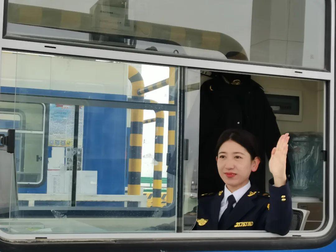 【职工风采】坚守平凡岗位 贡献青春力量——把真情洒在毛乌素沙漠边缘(图6)