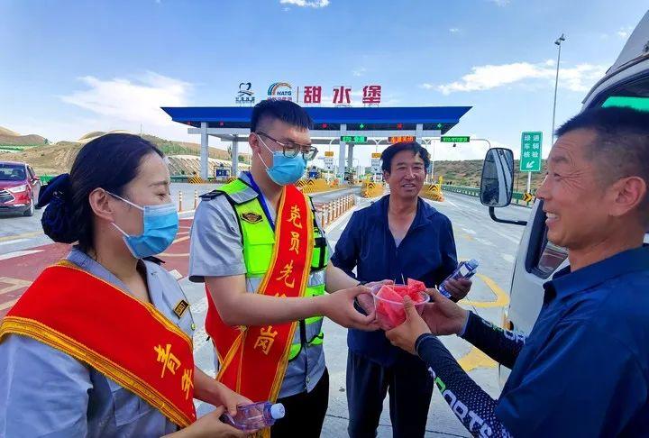 【职工风采】坚守平凡岗位 贡献青春力量——把真情洒在毛乌素沙漠边缘(图7)