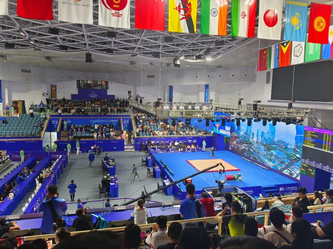 站在这里就圆梦了！昨晚举重决赛现场的这位15岁少年，背后的故事让人意外(图1)