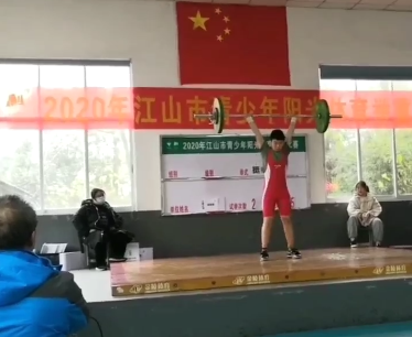 站在这里就圆梦了！昨晚举重决赛现场的这位15岁少年，背后的故事让人意外(图2)