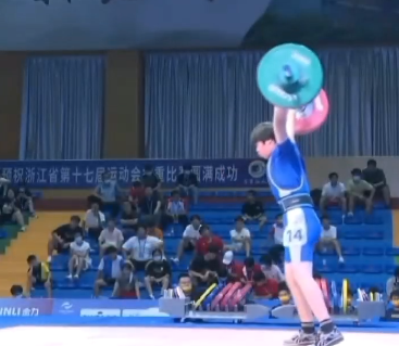 站在这里就圆梦了！昨晚举重决赛现场的这位15岁少年，背后的故事让人意外(图3)