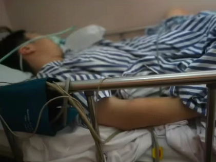 站在这里就圆梦了！昨晚举重决赛现场的这位15岁少年，背后的故事让人意外(图4)