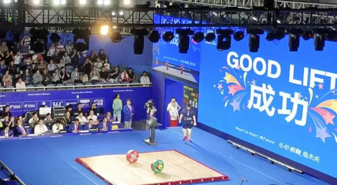 站在这里就圆梦了！昨晚举重决赛现场的这位15岁少年，背后的故事让人意外(图5)