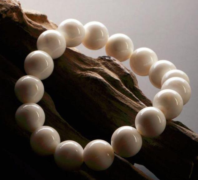 佛家七宝之一的砗磲，洁白晶莹，给我们带来了高雅纯洁首饰之美(图1)