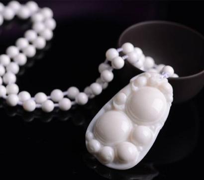 佛家七宝之一的砗磲，洁白晶莹，给我们带来了高雅纯洁首饰之美(图2)