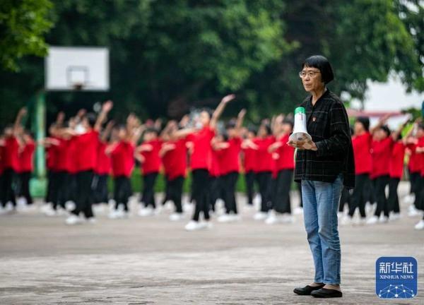 张桂梅老师的新年寄语：即便暂时迷茫，也要努力发光(图1)