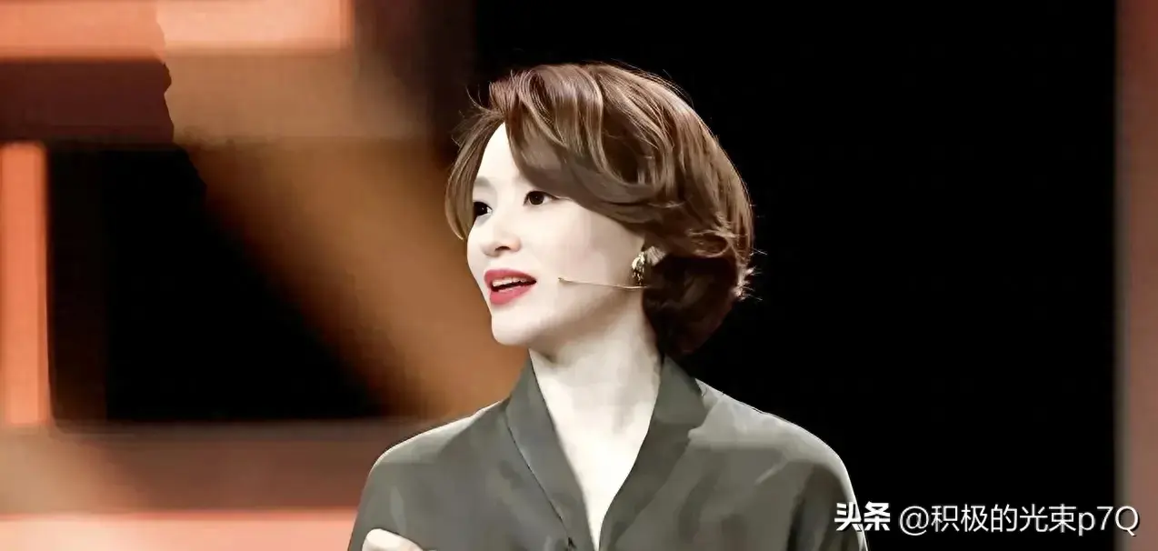 董卿：虽然日月不停更替，但生活却焕然一新(图1)