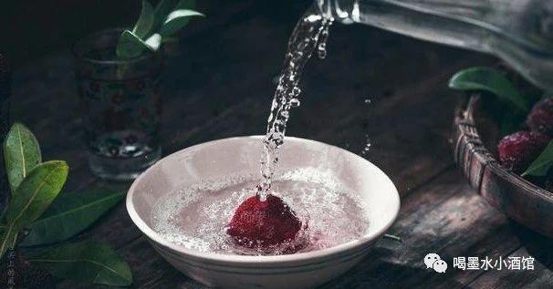 十句与酒有关的唯美诗词，诗里情浅，酒里愁深！喝墨水(图13)