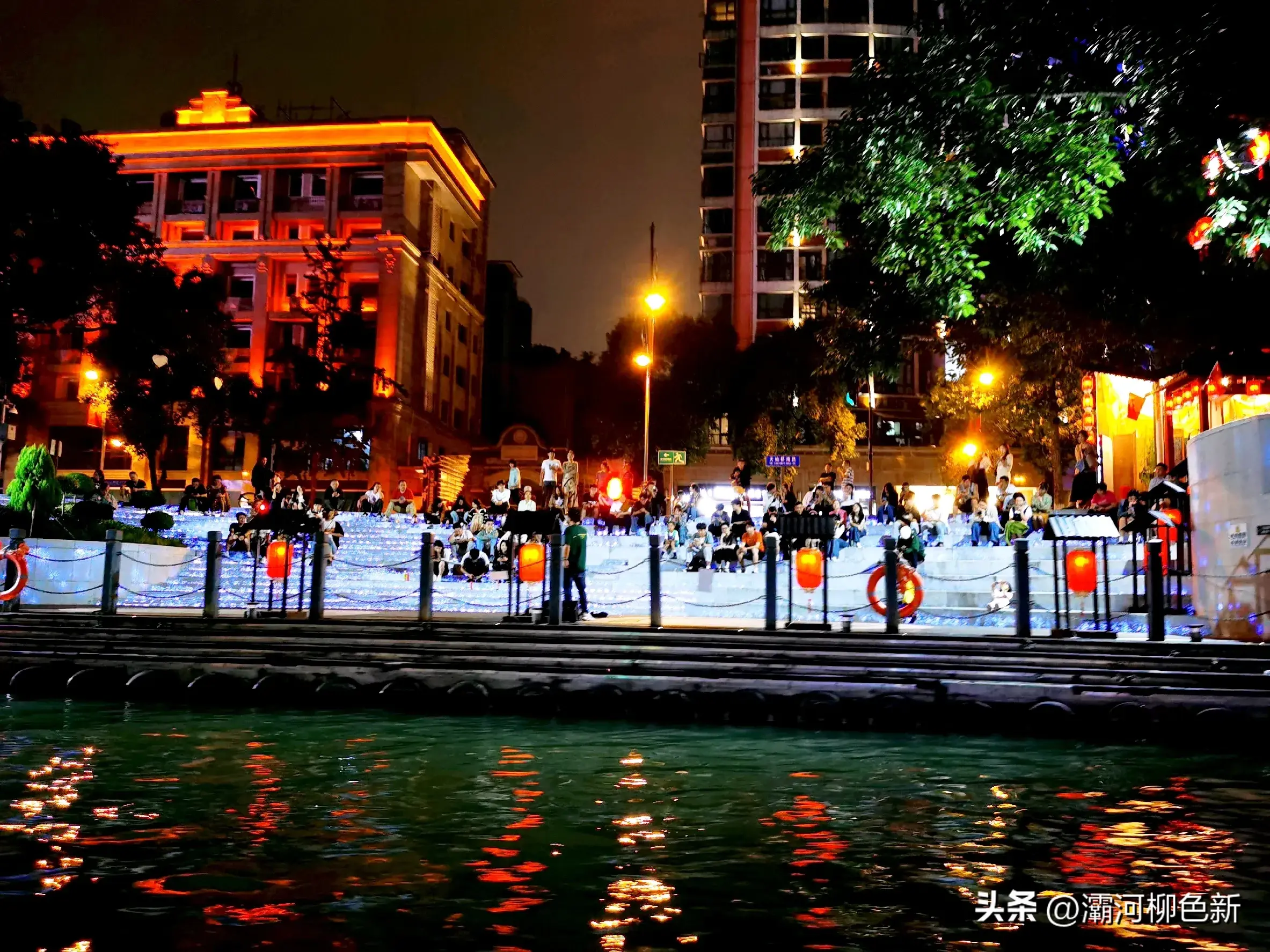 乌篷船摇曳锦江两岸璀璨,舟舸逶迤波光潋滟(图3) 乌篷船摇曳锦江两岸璀璨,舟舸逶迤波光潋滟(图3)