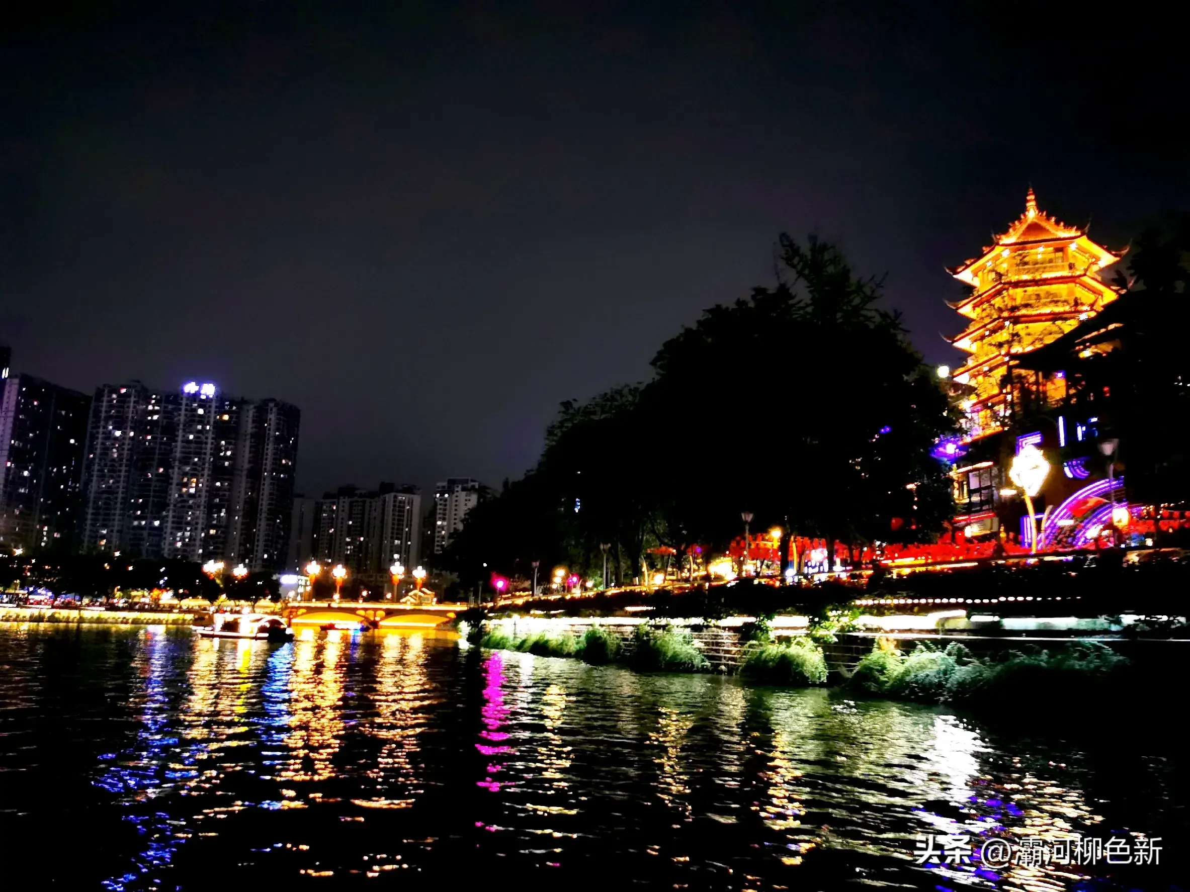 乌篷船摇曳锦江两岸璀璨,舟舸逶迤波光潋滟(图8) 乌篷船摇曳锦江两岸璀璨,舟舸逶迤波光潋滟(图8)