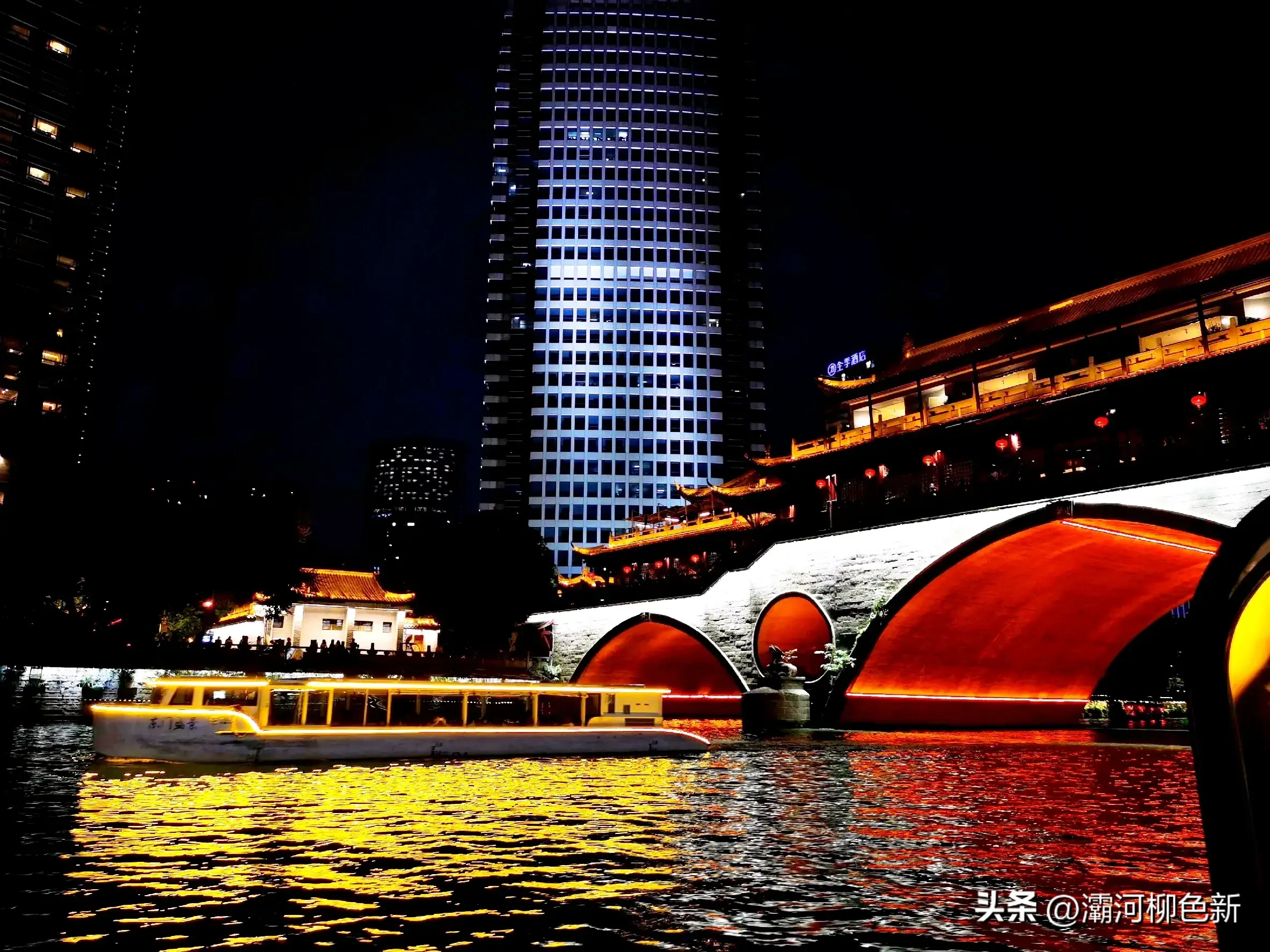 乌篷船摇曳锦江两岸璀璨,舟舸逶迤波光潋滟(图13) 乌篷船摇曳锦江两岸璀璨,舟舸逶迤波光潋滟(图13)