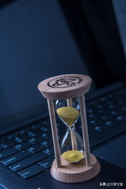 关于时间的名言佳句：时间不会等待，时光也绝不会倒流的。(图2)