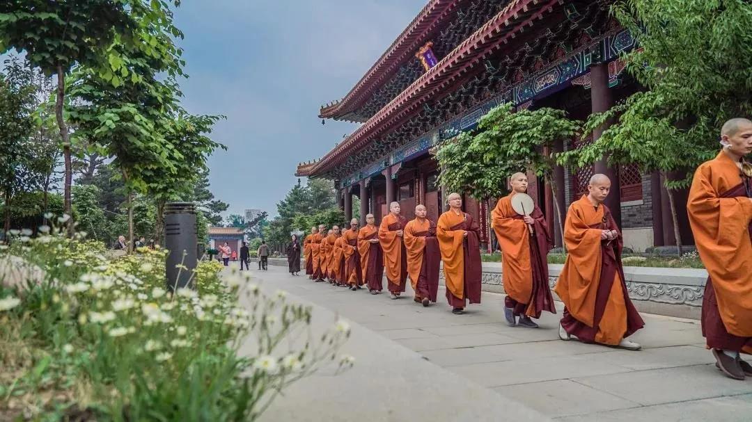 最近有人发了一段在网上流传了许久关于佛和魔之间的对话过来，(图1)