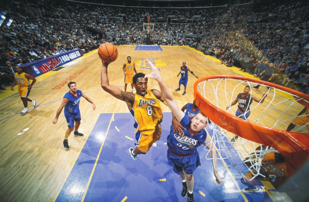 8月24日这天在大洋彼岸，艾弗森也给科比写了封深情告白信(图2)