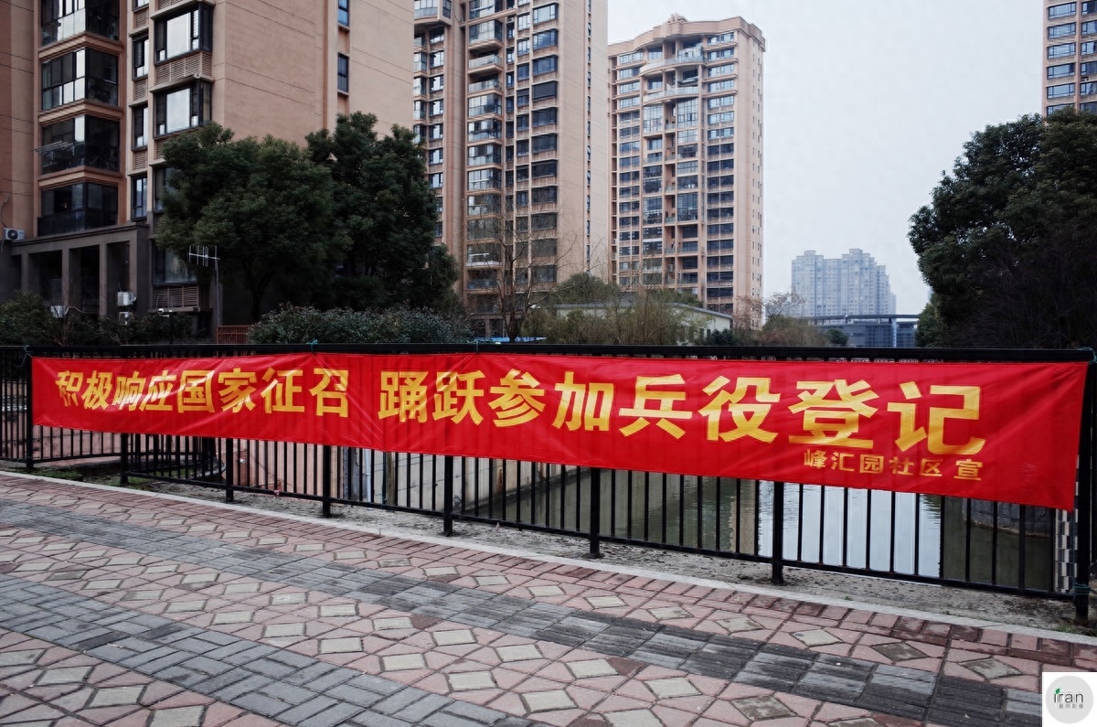 玩豪车过时了，来开坦克吧！苏州街头现征兵神文案(图3)