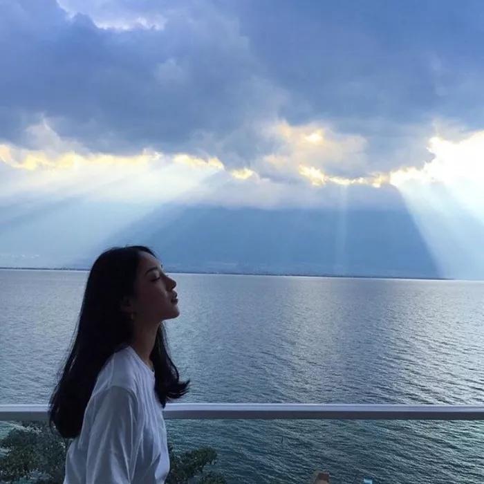 女孩子温柔治愈句子：别灰心，普普通通的你也值得被万般宠溺。(图4)