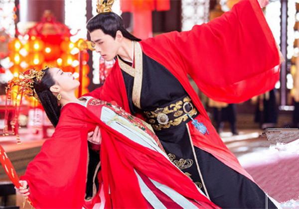 下联：情已欠费，爱已停机，缘分不在服务区。上联令人拍案叫绝(图1)