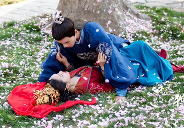 下联：情已欠费，爱已停机，缘分不在服务区。上联令人拍案叫绝(图5)