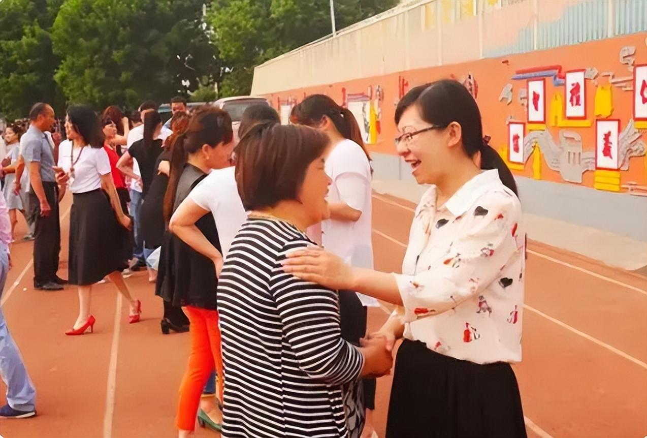 跟老师打交道20年，才发现家长常和老师说3句话，比“送礼”管用(图2)