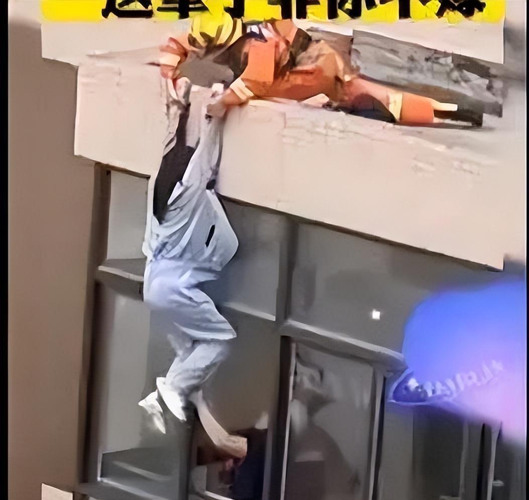 火中抢救美女，意外裤子拽掉，惊喜结婚！(图2)