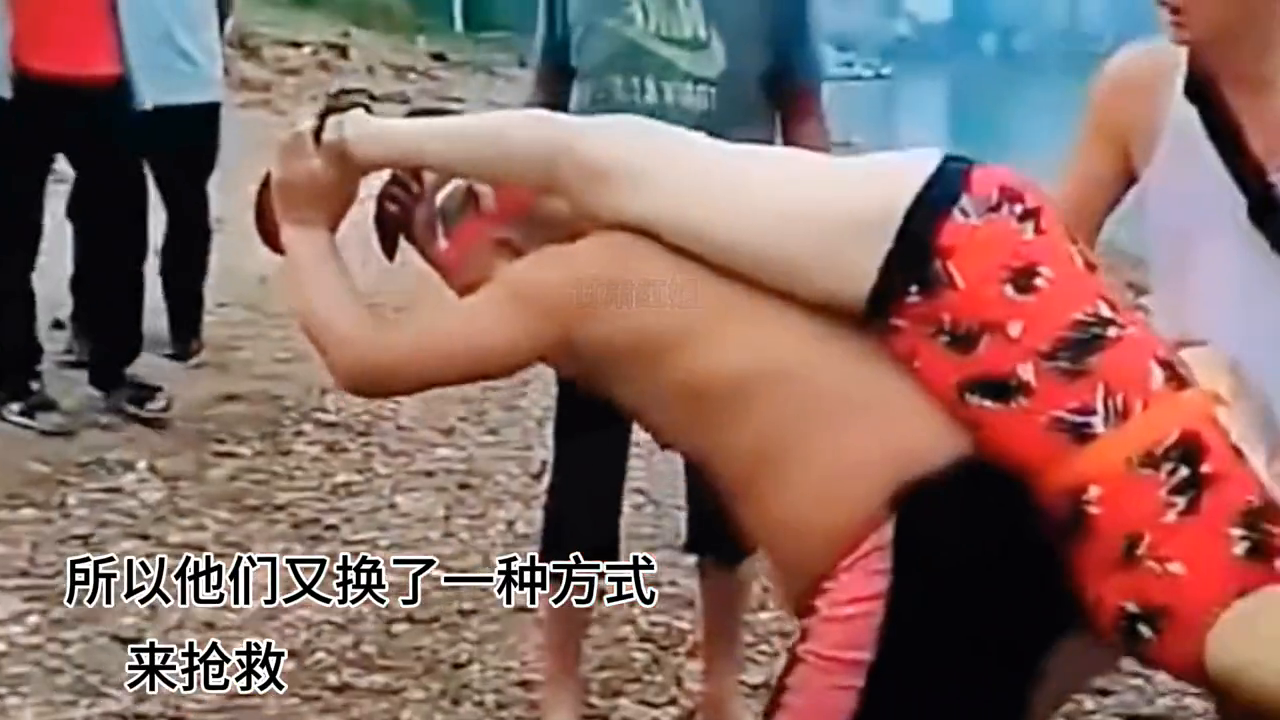 女子落水，众人全力抢救#正能量(图3)