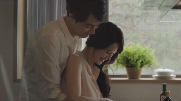 闺蜜抢了我的男朋友，我笑着对她说：真是太感谢你了(图2)