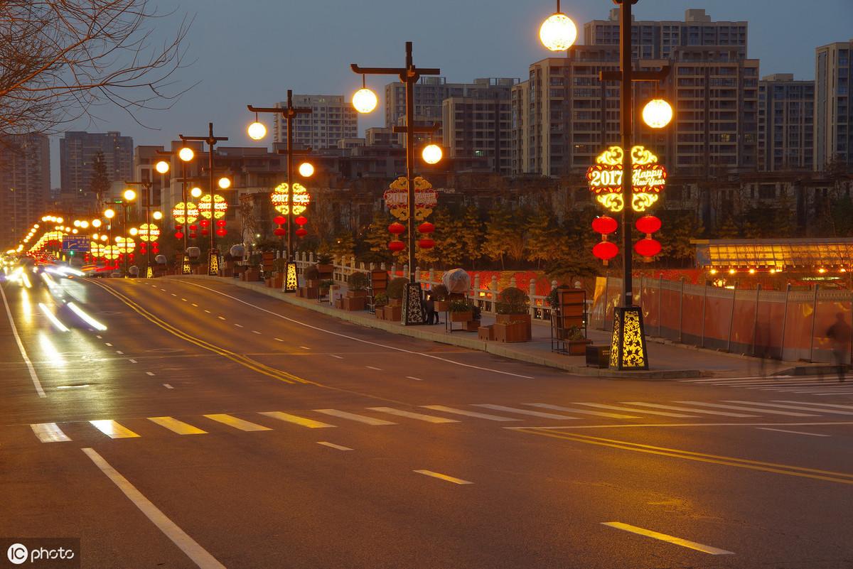 小学五年级第二课小练笔，借物喻人，默默作贡献的人——路灯(图1)