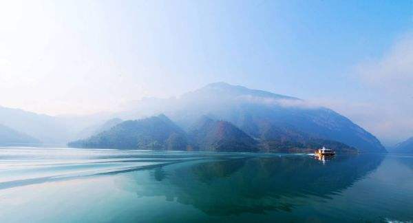 一人一首长江诗词，写出了中华民族的气魄，中华民族的胸怀(图1)