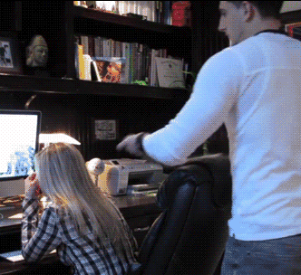 搞笑图片幽默笑话：​妹子，连特警的车都敢撞，你摊上事了(图1)