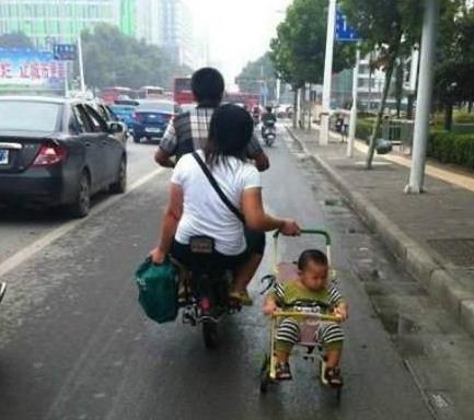 搞笑图片幽默笑话：​妹子，连特警的车都敢撞，你摊上事了(图4)