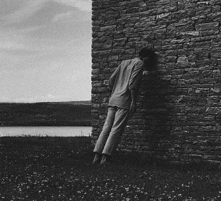 1972年，一场暴雨让史铁生失去双腿！此后，他用双手扼住命运咽喉(图1)