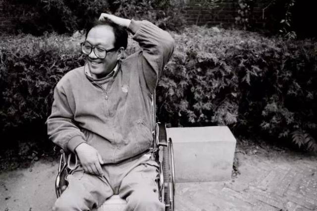 1972年，一场暴雨让史铁生失去双腿！此后，他用双手扼住命运咽喉(图4)