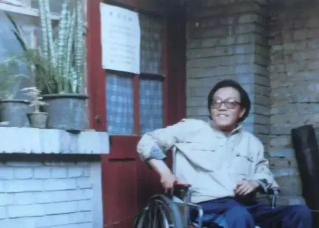 1972年，一场暴雨让史铁生失去双腿！此后，他用双手扼住命运咽喉(图9)