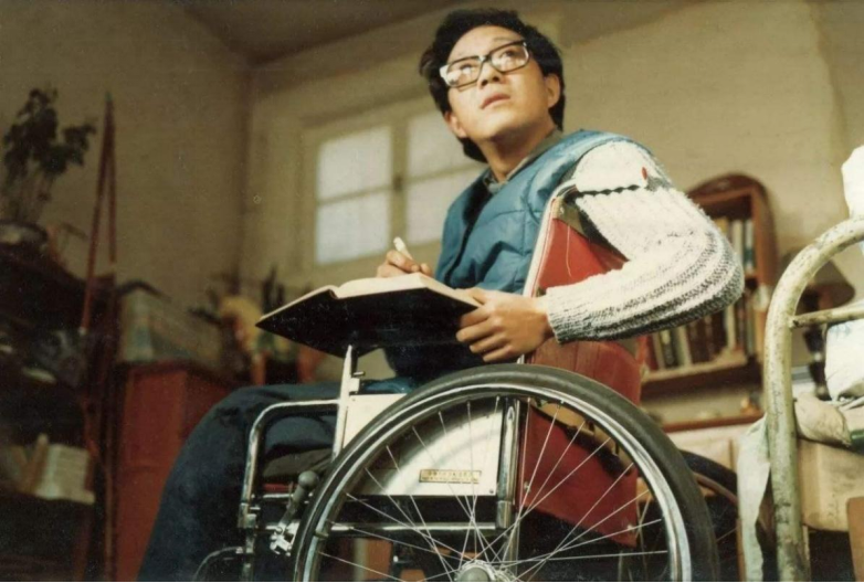 轮椅上的巨人史铁生：21岁瘫痪，47岁尿毒症，临死9小时前捐遗体(图1)