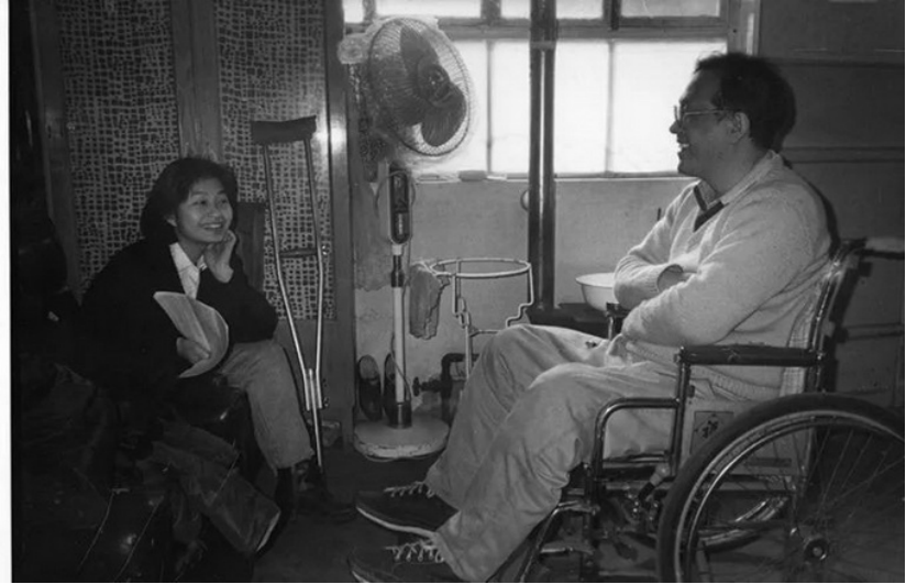 轮椅上的巨人史铁生：21岁瘫痪，47岁尿毒症，临死9小时前捐遗体(图7)