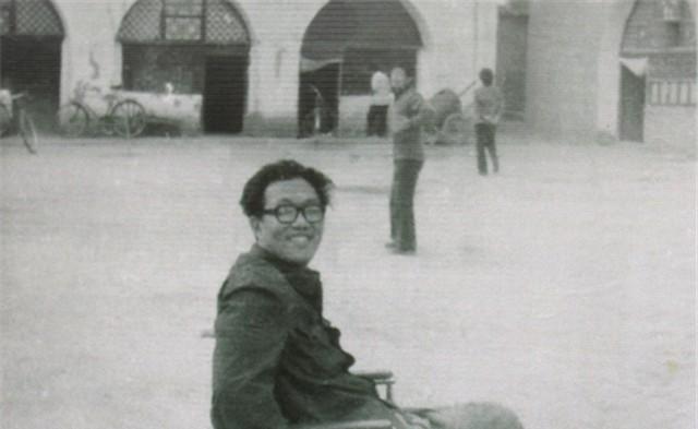 史铁生：21岁瘫痪，31岁执笔坚持写作28年，脑溢血去世，一生励志(图5)