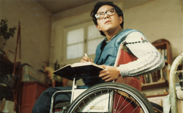 史铁生：21岁瘫痪，31岁执笔坚持写作28年，脑溢血去世，一生励志(图8)