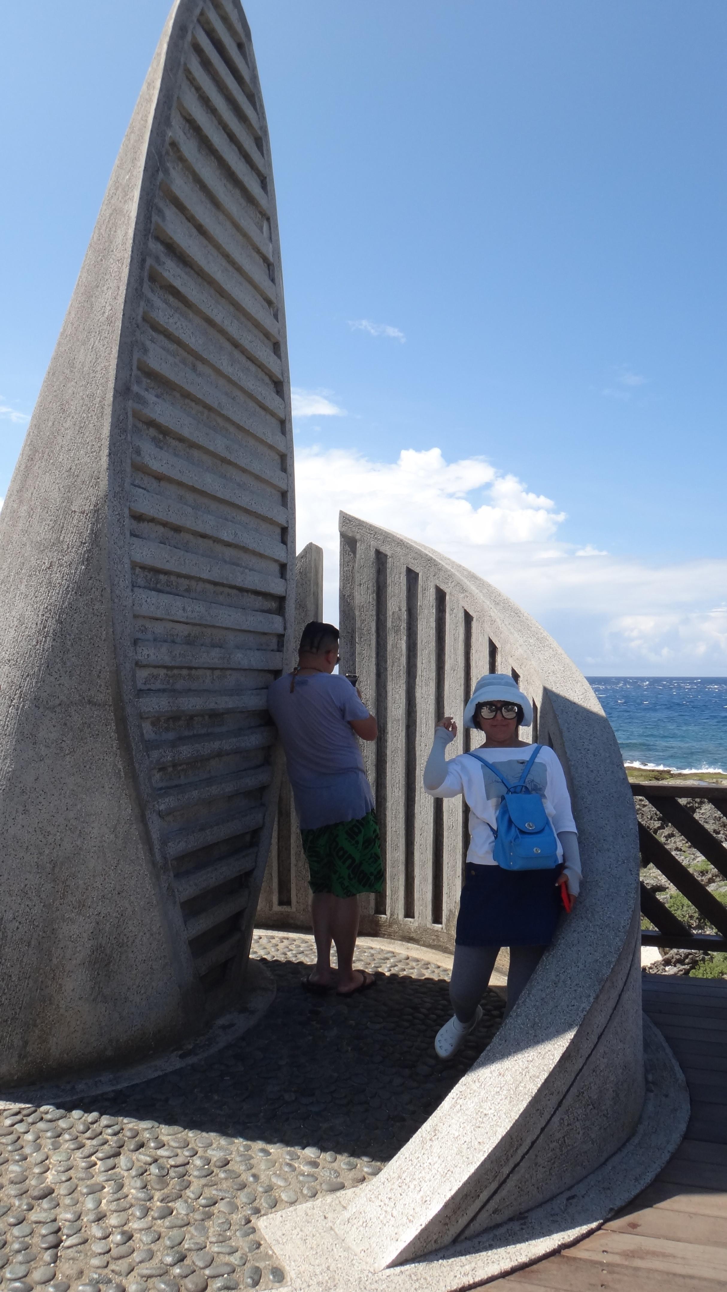 一个三面环海可以看到一洋两峡的地方(图7)